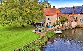Finest Retreats - Islip Mill House - Beautiful Riverside Home